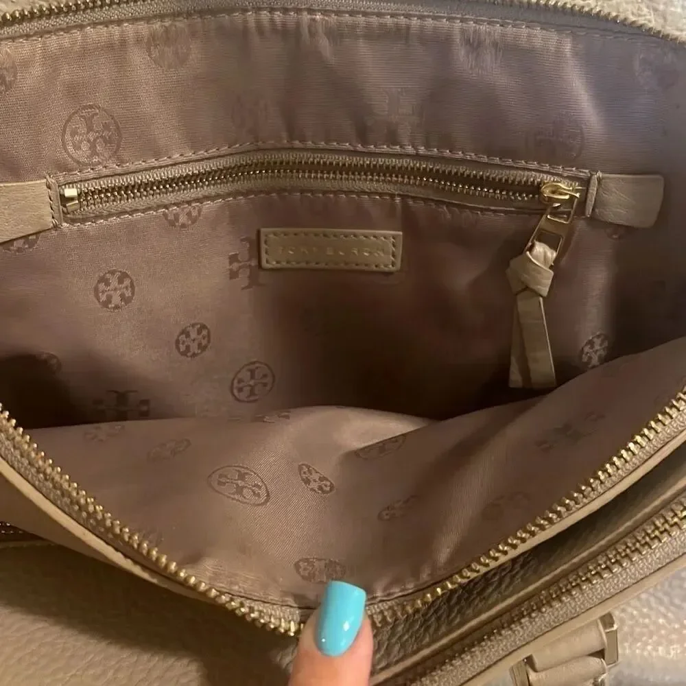 ✨Tory Burch Women's Natural Robinson Pebbled Triple-Zip Tan Satchel✨